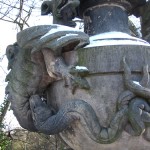 Bismarckbrücke in Grunewald, Berlin-Wilmersdorf, Detailansicht des Brückengeländers: Sandsteinskulptur eines Drachen