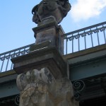 Bismarckbrücke in Grunewald, Berlin-Wilmersdorf, Detailansicht des Brückengeländers: Sandsteinskulptur