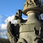 Bismarckbrücke in Grunewald, Berlin-Wilmersdorf, Detailansicht des Brückengeländers: Sandsteinskulptur eines Drachen