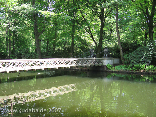 Löwenbrücke im Großen Tiergarten in Berlin von Ludwig Ferdinand Hesse, Christian Daniel Rauch (Bildhauer der Löwen) und August Borsig (Bildgießer), Ansicht zweier Löwen der Ostseite
