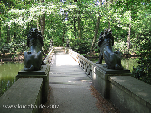 Löwenbrücke im Großen Tiergarten in Berlin von Ludwig Ferdinand Hesse, Christian Daniel Rauch (Bildhauer der Löwen) und August Borsig (Bildgießer), Gesamtansicht