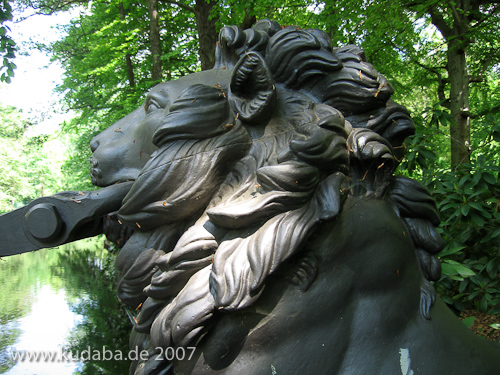 Löwenbrücke im Großen Tiergarten in Berlin von Ludwig Ferdinand Hesse, Christian Daniel Rauch (Bildhauer der Löwen) und August Borsig (Bildgießer), Detailansicht des Löwen im Nord-Osten