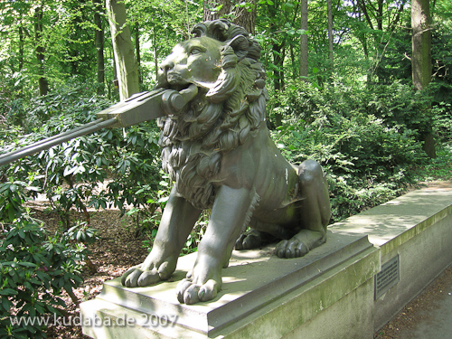Löwenbrücke im Großen Tiergarten in Berlin von Ludwig Ferdinand Hesse, Christian Daniel Rauch (Bildhauer der Löwen) und August Borsig (Bildgießer), Ansicht des Löwen im Süd-Westen