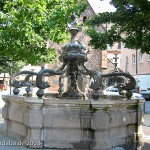 Delfin-Brunnen in Ulm auf dem Münsterplatz im Renaissance-Stil