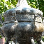Delfin-Brunnen in Ulm auf dem Münsterplatz im Renaissance-Stil, Detailansicht