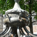 Delfin-Brunnen in Ulm auf dem Münsterplatz im Renaissance-Stil, Detailansicht