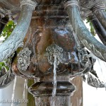 Delfin-Brunnen in Ulm auf dem Münsterplatz im Renaissance-Stil, Detailansicht