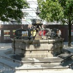 Delfin-Brunnen in Ulm auf dem Münsterplatz im Renaissance-Stil