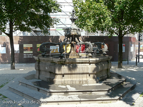 Delfin-Brunnen in Ulm auf dem Münsterplatz im Renaissance-Stil