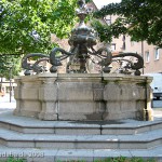 Delfin-Brunnen in Ulm auf dem Münsterplatz im Renaissance-Stil