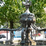 Delfin-Brunnen in Ulm auf dem Münsterplatz im Renaissance-Stil, Detailansicht