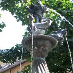 Delfin-Brunnen in Ulm auf dem Münsterplatz im Renaissance-Stil, Detailansicht