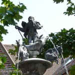 Delfin-Brunnen in Ulm auf dem Münsterplatz im Renaissance-Stil, Detailansicht