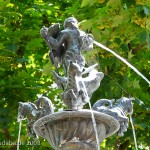 Delfin-Brunnen in Ulm auf dem Münsterplatz im Renaissance-Stil, Detailansicht