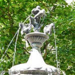 Delfin-Brunnen in Ulm auf dem Münsterplatz im Renaissance-Stil, Detailansicht