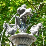 Delfin-Brunnen in Ulm auf dem Münsterplatz im Renaissance-Stil, Detailansicht