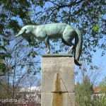 Der Fuchsbrunnen in den Ceciliengärten von 1912 von Max Esser (Bronzeskulptur des Fuchses) und Paul Wolf