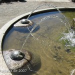 Der Fuchsbrunnen in den Ceciliengärten von 1912 von Max Esser (Bronzeskulptur des Fuchses) und Paul Wolf