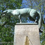 Der Fuchsbrunnen in den Ceciliengärten von 1912 von Max Esser (Bronzeskulptur des Fuchses) und Paul Wolf