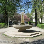 Der Fuchsbrunnen in den Ceciliengärten von 1912 von Max Esser (Bronzeskulptur des Fuchses) und Paul Wolf