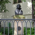 Büste von Martin Luther vor seinem Geburtshaus in Eisleben von Johann Gottfried von Schadow, Gesamtansicht