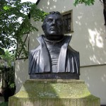 Büste von Martin Luther vor seinem Geburtshaus in Eisleben von Johann Gottfried von Schadow, Gesamtansicht der Büste