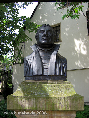 Büste von Martin Luther vor seinem Geburtshaus in Eisleben von Johann Gottfried von Schadow, Gesamtansicht der Büste