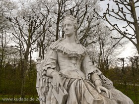 Das Denkmal Sophie von Hannover, geschaffen von W. Engelhardt im Jahr 1876, befindet sich in den Herrenhäuser Gärten in Hannover