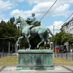 Reiterdenkmal "Der Sieger" auf dem Steubenplatz in Berlin-Charlottenburg von Louis Tuaillon von 1899