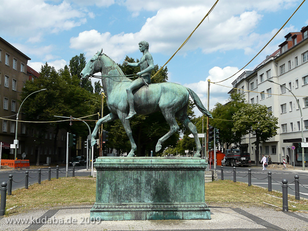 Reiterdenkmal "Der Sieger" auf dem Steubenplatz in Berlin-Charlottenburg von Louis Tuaillon von 1899