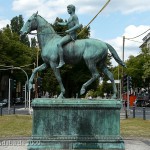 Reiterdenkmal "Der Sieger" auf dem Steubenplatz in Berlin-Charlottenburg von Louis Tuaillon von 1899