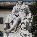 Denkmal Alexander von Humboldts in Berlin-Mitte von Reinhold Begas von 1882, Detailansicht der Sitzfigur Humboldts
