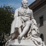 Denkmal Alexander von Humboldts in Berlin-Mitte von Reinhold Begas von 1882, Detailansicht der Sitzfigur Humboldts