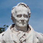 Denkmal Alexander von Humboldts in Berlin-Mitte von Reinhold Begas von 1882, Detailansicht der Sitzfigur Humboldts, Porträt
