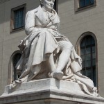 Denkmal Alexander von Humboldts in Berlin-Mitte von Reinhold Begas von 1882, Detailansicht der Sitzfigur Humboldts