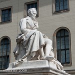 Denkmal Alexander von Humboldts in Berlin-Mitte von Reinhold Begas von 1882, Detailansicht der Sitzfigur Humboldts