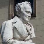 Denkmal Alexander von Humboldts in Berlin-Mitte von Reinhold Begas von 1882, Detailansicht der Sitzfigur Humboldts, Porträt