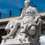 Denkmal Alexander von Humboldts in Berlin-Mitte von Reinhold Begas von 1882, Detailansicht der Sitzfigur Humboldts