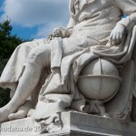 Denkmal Alexander von Humboldts in Berlin-Mitte von Reinhold Begas von 1882, Detailansicht der Sitzfigur Humboldts