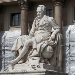 Denkmal Alexander von Humboldts in Berlin-Mitte von Reinhold Begas von 1882, Detailansicht der Sitzfigur Humboldts