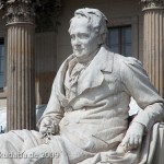Denkmal Alexander von Humboldts in Berlin-Mitte von Reinhold Begas von 1882, Detailansicht der Sitzfigur Humboldts