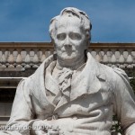 Denkmal Alexander von Humboldts in Berlin-Mitte von Reinhold Begas von 1882, Detailansicht der Sitzfigur Humboldts