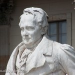 Denkmal Alexander von Humboldts in Berlin-Mitte von Reinhold Begas von 1882, Detailansicht der Sitzfigur Humboldts, Porträt