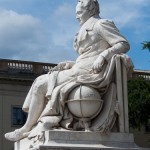 Denkmal Alexander von Humboldts in Berlin-Mitte von Reinhold Begas von 1882, Detailansicht der Sitzfigur Humboldts