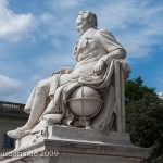 Denkmal Alexander von Humboldts in Berlin-Mitte von Reinhold Begas von 1882, Detailansicht der Sitzfigur Humboldts