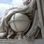 Denkmal Alexander von Humboldts in Berlin-Mitte von Reinhold Begas von 1882, Detailansicht eines Globus