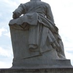 Denkmal Alexander von Humboldts in Berlin-Mitte von Reinhold Begas von 1882, Detailansicht der Sitzfigur Humboldts