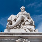 Denkmal Alexander von Humboldts in Berlin-Mitte von Reinhold Begas von 1882, Detailansicht der Sitzfigur Humboldts