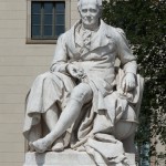 Denkmal Alexander von Humboldts in Berlin-Mitte von Reinhold Begas von 1882, Detailansicht der Sitzfigur Humboldts