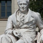 Denkmal Alexander von Humboldts in Berlin-Mitte von Reinhold Begas von 1882, Detailansicht der Sitzfigur Humboldts